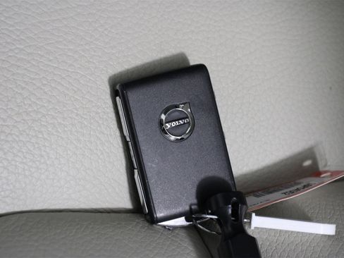 Certified 2023 Volvo XC90 T8 Plus image 33