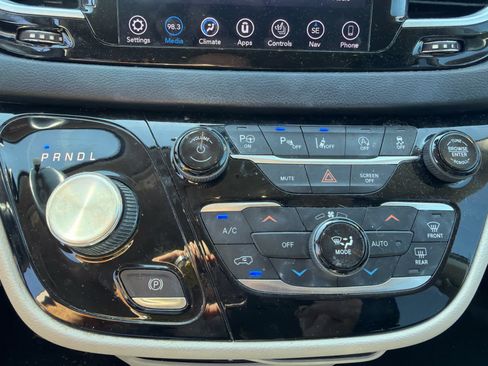 Used 2018 Chrysler Pacifica Touring-L Plus w/ Advanced Safetytec Group FWD image 23