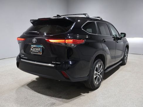 Used 2023 Toyota Highlander XLE AWD/4WD image 2