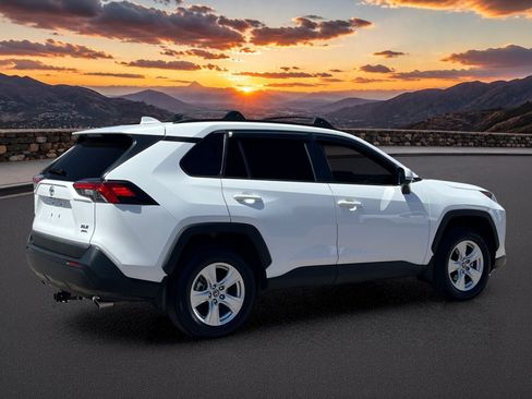 Used 2019 Toyota RAV4 XLE w/ Carpet Mat Package AWD/4WD image 5