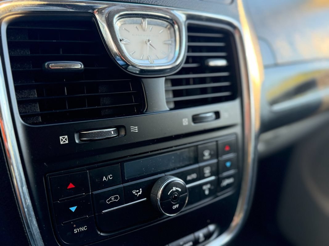 Used 2014 Chrysler Town & Country Touring FWD image 22