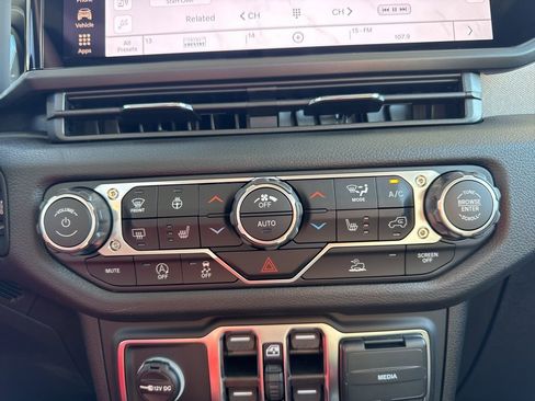 New 2025 Jeep Gladiator Sport image 6