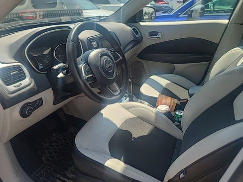 Used 2018 Jeep Compass Latitude FWD image 10