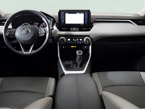 Used 2020 Toyota RAV4 XLE Premium image 21