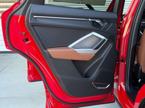 Used 2019 Audi Q3 2.0T Prestige w/ Prestige Package image 25