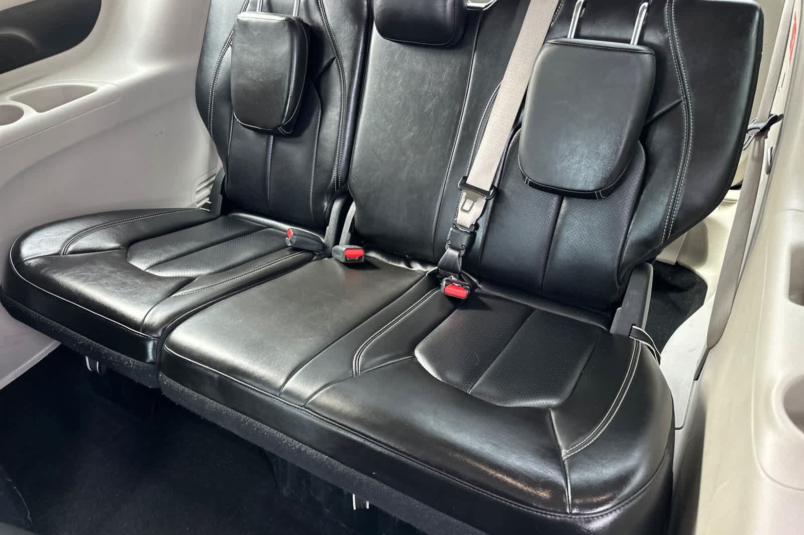 Used 2024 Chrysler Pacifica Limited FWD image 15