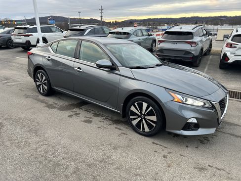 Used 2019 Nissan Altima 2.5 SV image 3