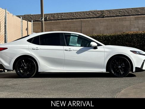 Used 2025 Toyota Camry SE FWD image 3