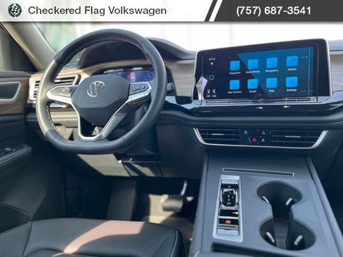 Used 2025 Volkswagen Atlas SE image 29