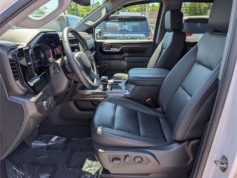 Used 2024 Chevrolet Silverado 1500 LT Trail Boss w/ LT Trail Boss Premium Package AWD/4WD image 17