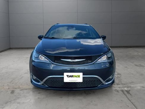 Used 2020 Chrysler Pacifica Touring-L FWD image 2