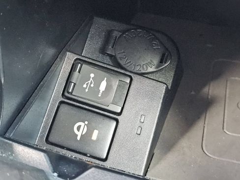 Used 2017 Toyota Camry XLE w/ Moonroof Package FWD image 16