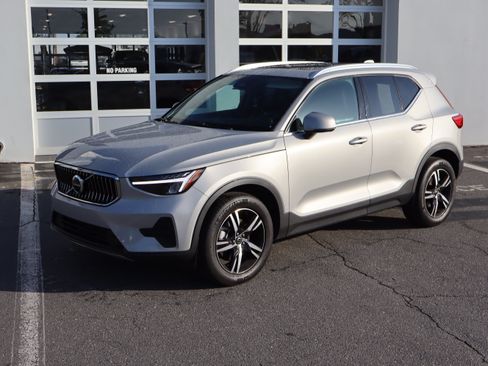 Used 2025 Volvo XC40 B5 Core AWD/4WD image 16