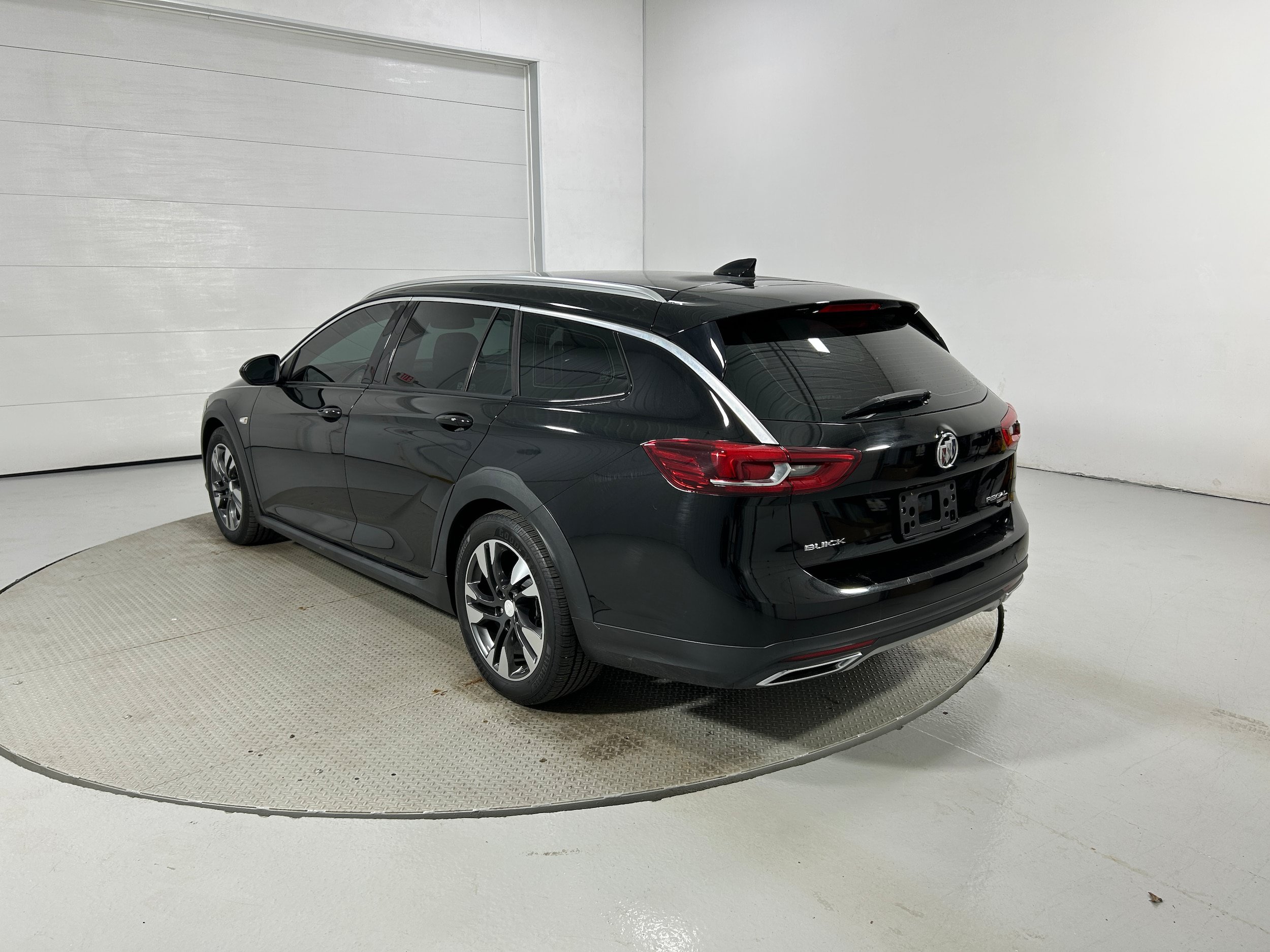 Used 2018 Buick Regal Preferred w/ Sights and Sounds Package AWD/4WD image 21
