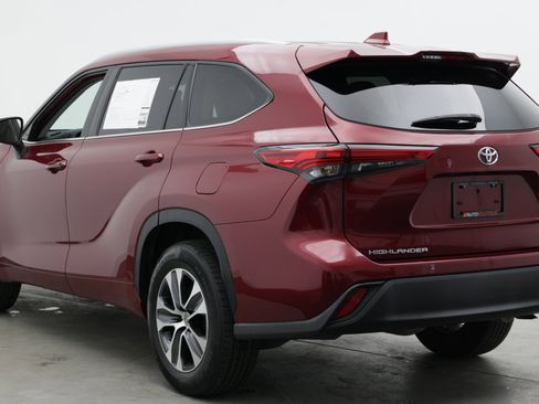 Used 2022 Toyota Highlander XLE FWD image 6