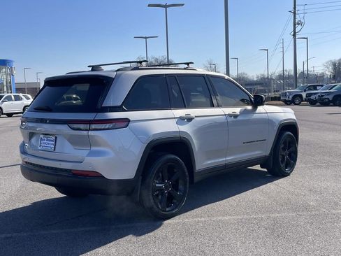 Used 2024 Jeep Grand Cherokee Altitude image 3