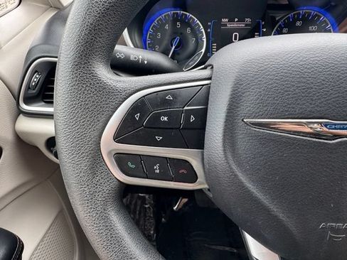 Used 2017 Chrysler Pacifica Touring FWD image 20