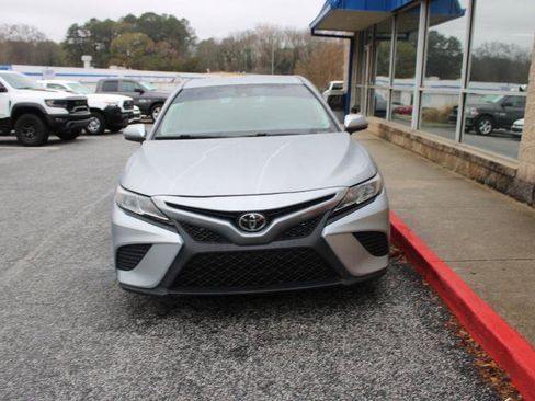 Used 2020 Toyota Camry SE image 2
