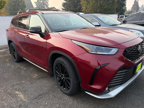 Used 2023 Toyota Highlander XSE AWD/4WD image 2