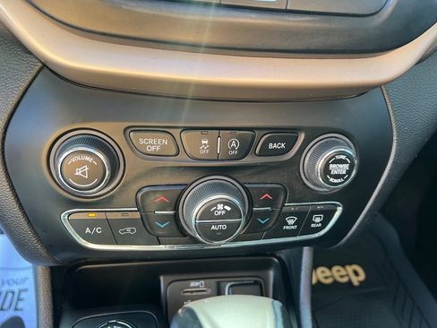 Used 2018 Jeep Cherokee Limited image 21