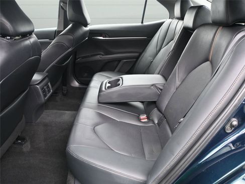 Used 2020 Toyota Camry XLE image 9