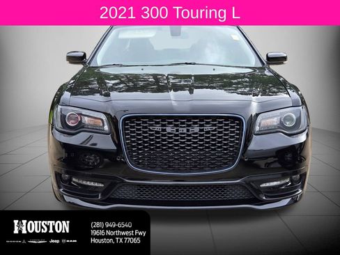 Used 2021 Chrysler 300 Touring L RWD image 2