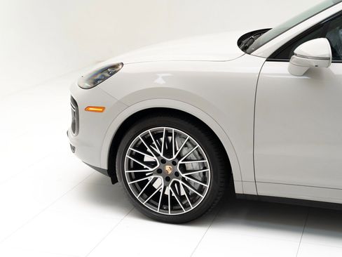 Used 2023 Porsche Cayenne Turbo image 11