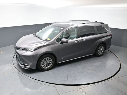 Used 2021 Toyota Sienna XLE FWD image 43