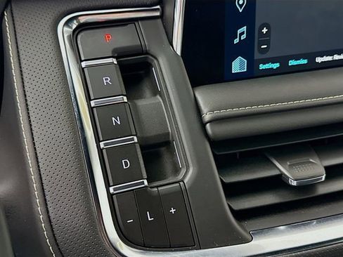 Used 2024 Chevrolet Suburban Premier image 20