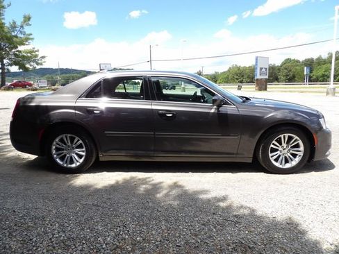 Used 2017 Chrysler 300 Limited w/ Value Package RWD image 5