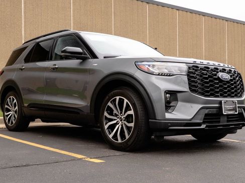 Used 2025 Ford Explorer ST-Line w/ Premium Package RWD image 2