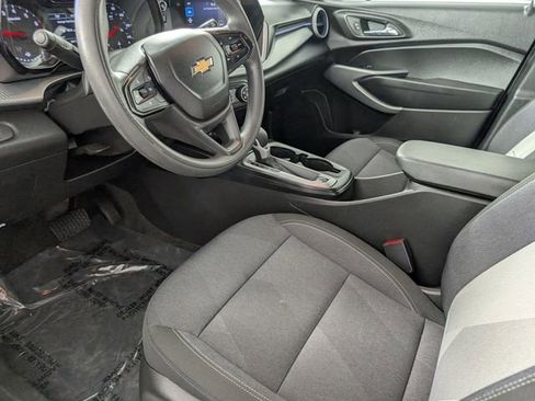 Certified 2025 Chevrolet Trax LS FWD image 12