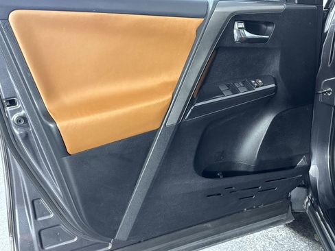 Used 2017 Toyota RAV4 SE image 33