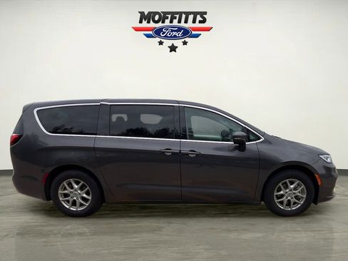 Used 2023 Chrysler Pacifica Touring-L image 6