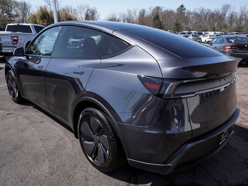 Used 2026 Tesla Model Y AWD image 4