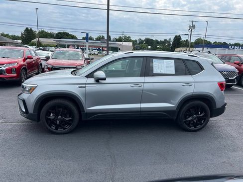 Used 2023 Volkswagen Taos SE w/ Panoramic Sunroof Package AWD/4WD image 2