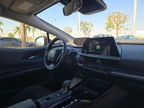 Used 2025 Toyota Prius XLE FWD image 11
