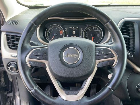 Used 2017 Jeep Cherokee Sport FWD image 22