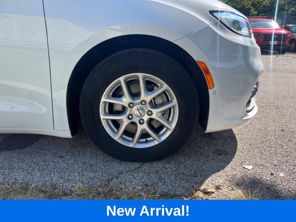 Used 2022 Chrysler Pacifica Touring-L w/ Uconnect Theater Family Group FWD image 4