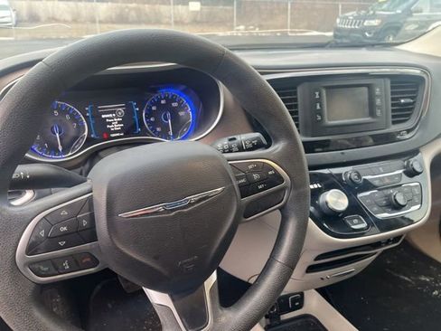 Used 2017 Chrysler Pacifica Touring image 12