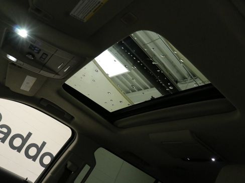 Used 2020 GMC Yukon XL SLT w/ Open Road Package image 24