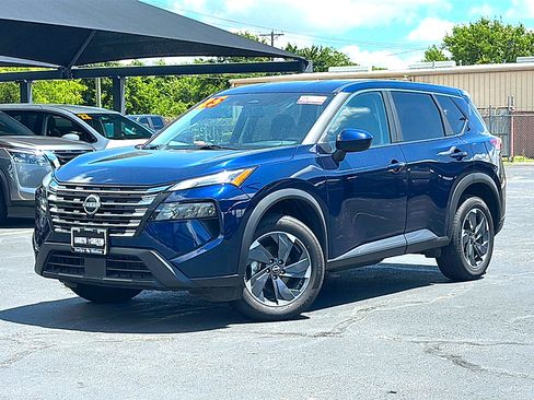Used 2025 Nissan Rogue SV FWD image 2