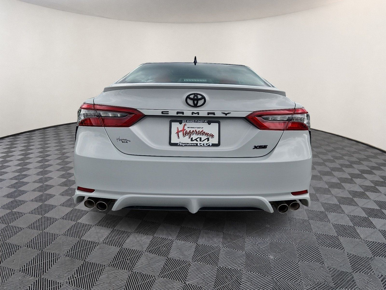 Used 2023 Toyota Camry XSE FWD image 5