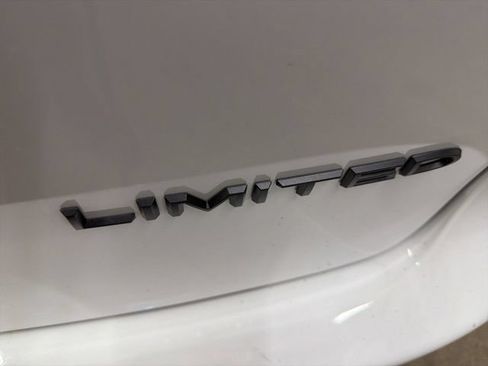 Used 2025 Chrysler Pacifica Limited FWD image 9
