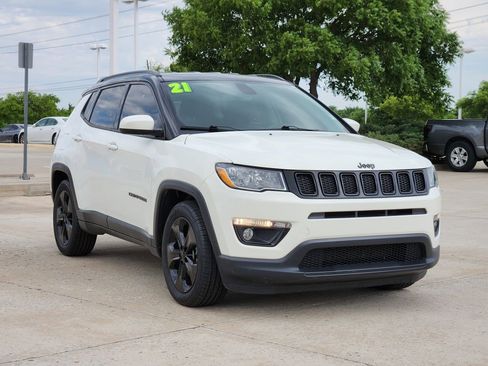 Used 2021 Jeep Compass Latitude FWD image 3
