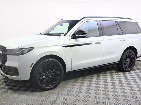 New 2026 Lincoln Navigator Reserve w/ Jet Appearance Package AWD/4WD image 2