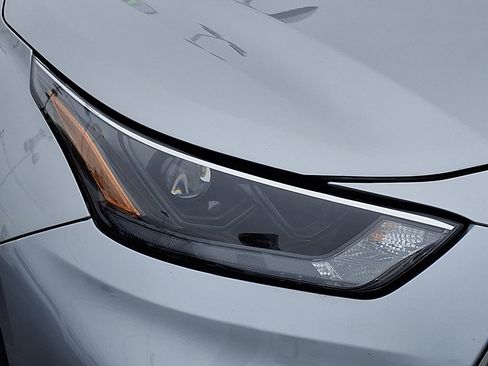 Used 2024 Toyota Highlander LE AWD/4WD image 10