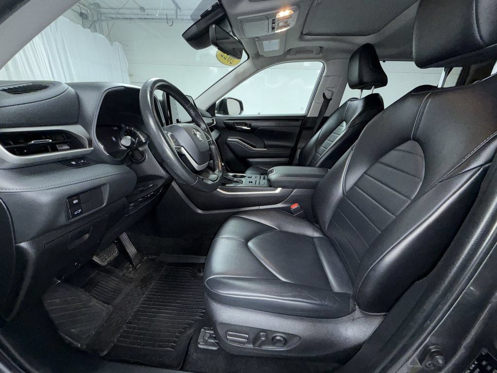 Used 2022 Toyota Highlander XLE AWD/4WD image 4