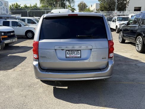 Used 2019 Dodge Grand Caravan SXT image 8