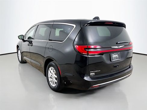 Used 2025 Chrysler Pacifica Select image 10